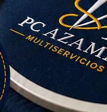 Detalle macro del bordado del logotipo de PC Azamar sobre tela, mostrando precisión de puntada
